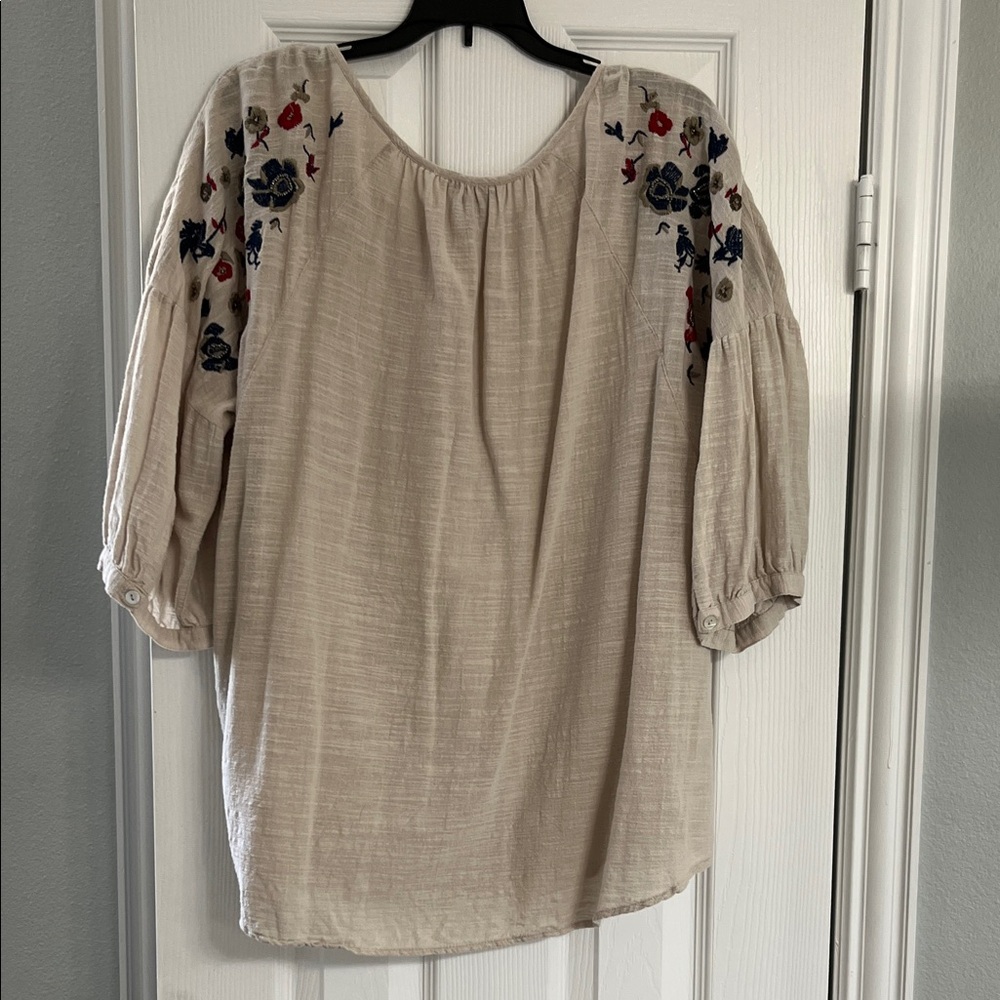 Intro. Beige Blouse with Colorful Embroidery - Picture 4 of 8